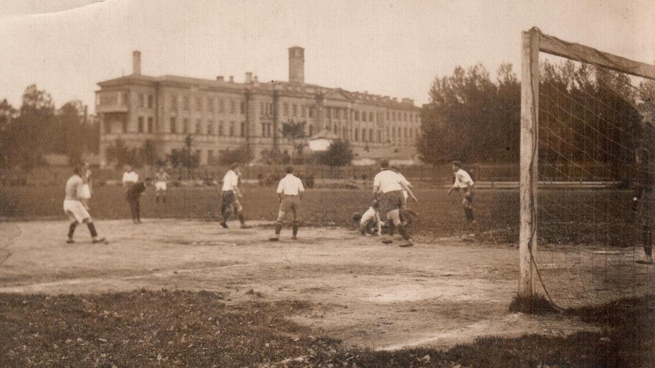 Partie von 1927 auf dem Platz des Ersten Kadettenkorps in Leningrad Partie von 1927 auf dem Platz des Ersten Kadettenkorps in Leningrad