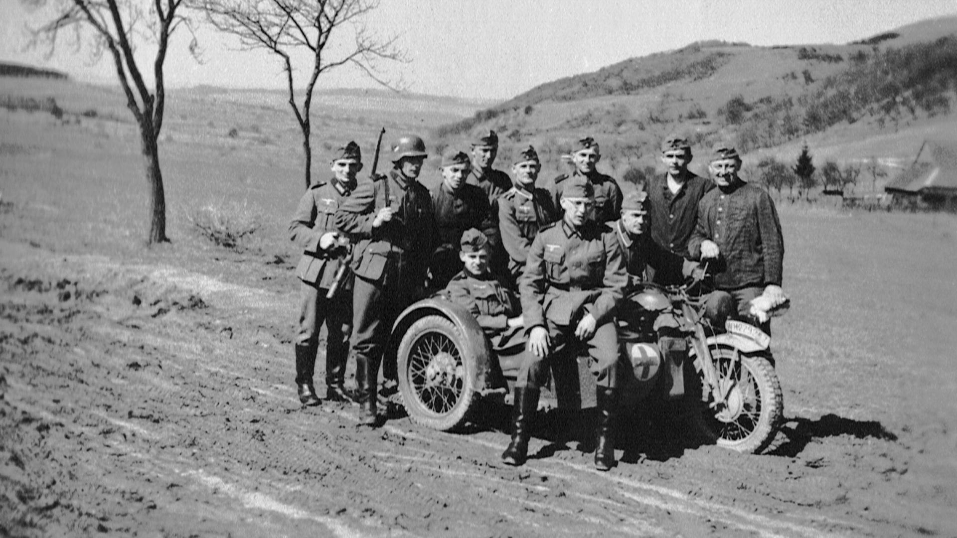 Kradfahrer und Soldaten haben sich zu einem Gruppenfoto in Frankreich aufgestellt - Herbst 1940. Kradfahrer und Soldaten haben sich zu einem Gruppenfoto in Frankreich aufgestellt - Herbst 1940.