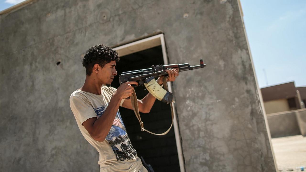 Tripolis: Ein Kämpfer der international anerkannten Regierung feuert sein Gewehr während der Zusammenstöße mit den Truppen der Libysch-Nationalen Armee (LNA) an der Frontlinie. Tripolis: Ein Kämpfer der international anerkannten Regierung feuert sein Gewehr während der Zusammenstöße mit den Truppen der Libysch-Nationalen Armee (LNA) an der Frontlinie.
