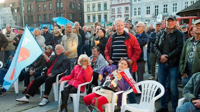 AfD-Anhänger und andere Wähler bei einer Wahlkampfveranstaltung der AfD in Stralsund