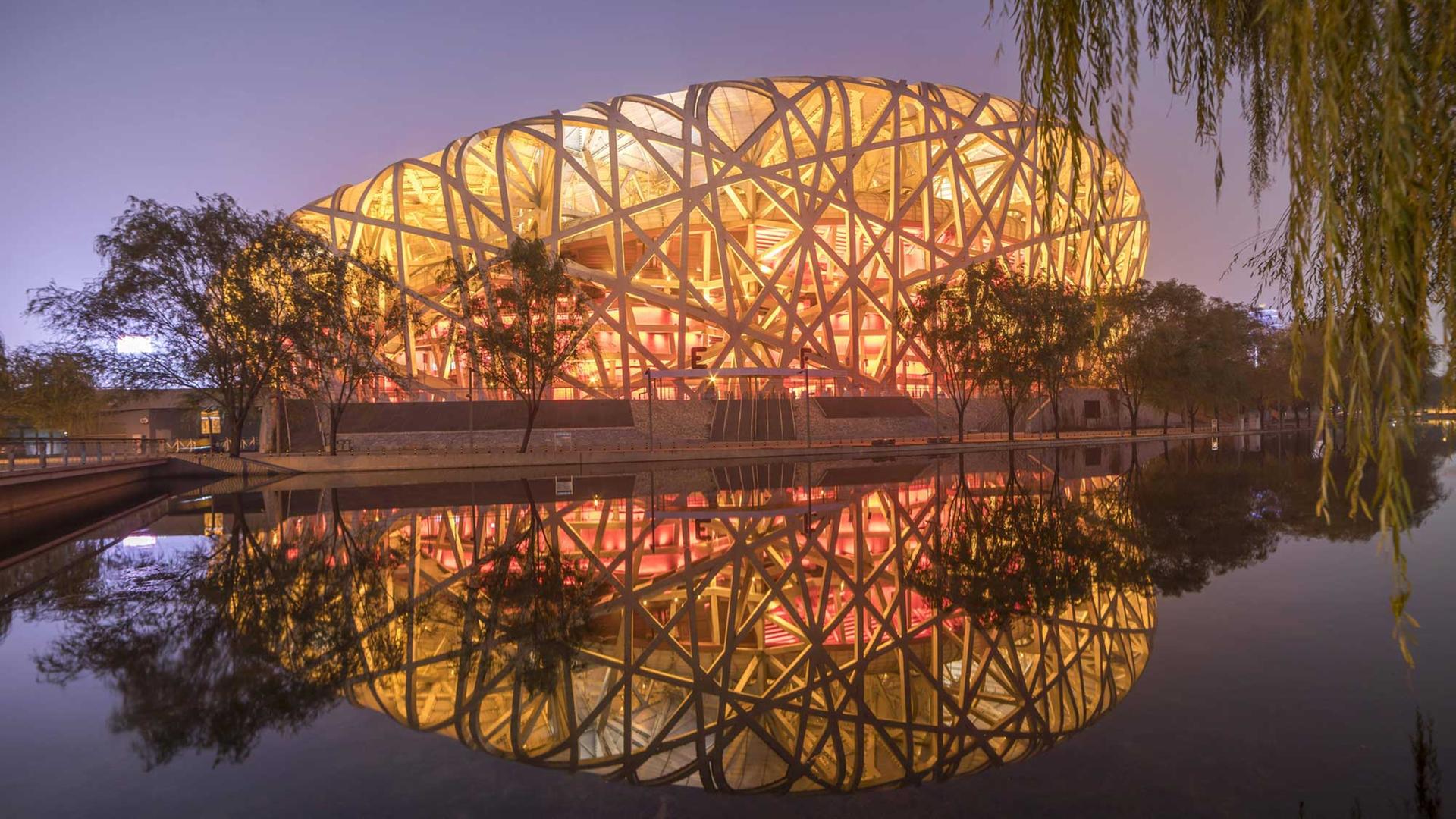 Zu sehen ist das beleuchtete National-Stadion im Olympia-Park in Peking.