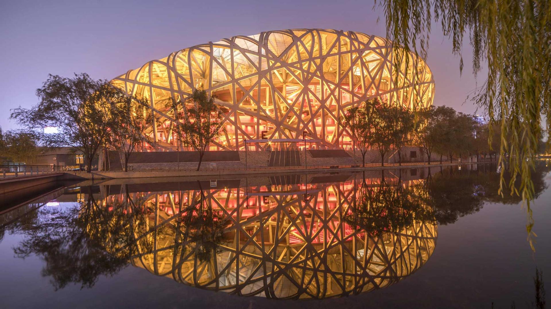 Zu sehen ist das beleuchtete National-Stadion im Olympia-Park in Peking. Zu sehen ist das beleuchtete National-Stadion im Olympia-Park in Peking.