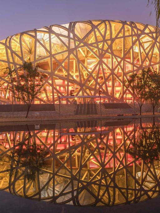 Beleuchtetes Nationalstadion im Olympiapark in Peking, China