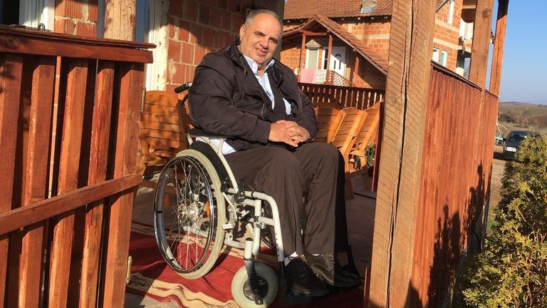 Fetah Rudi im Rollstuhl vor seinem Wohnhaus Fetah Rudi im Rollstuhl vor seinem Wohnhaus