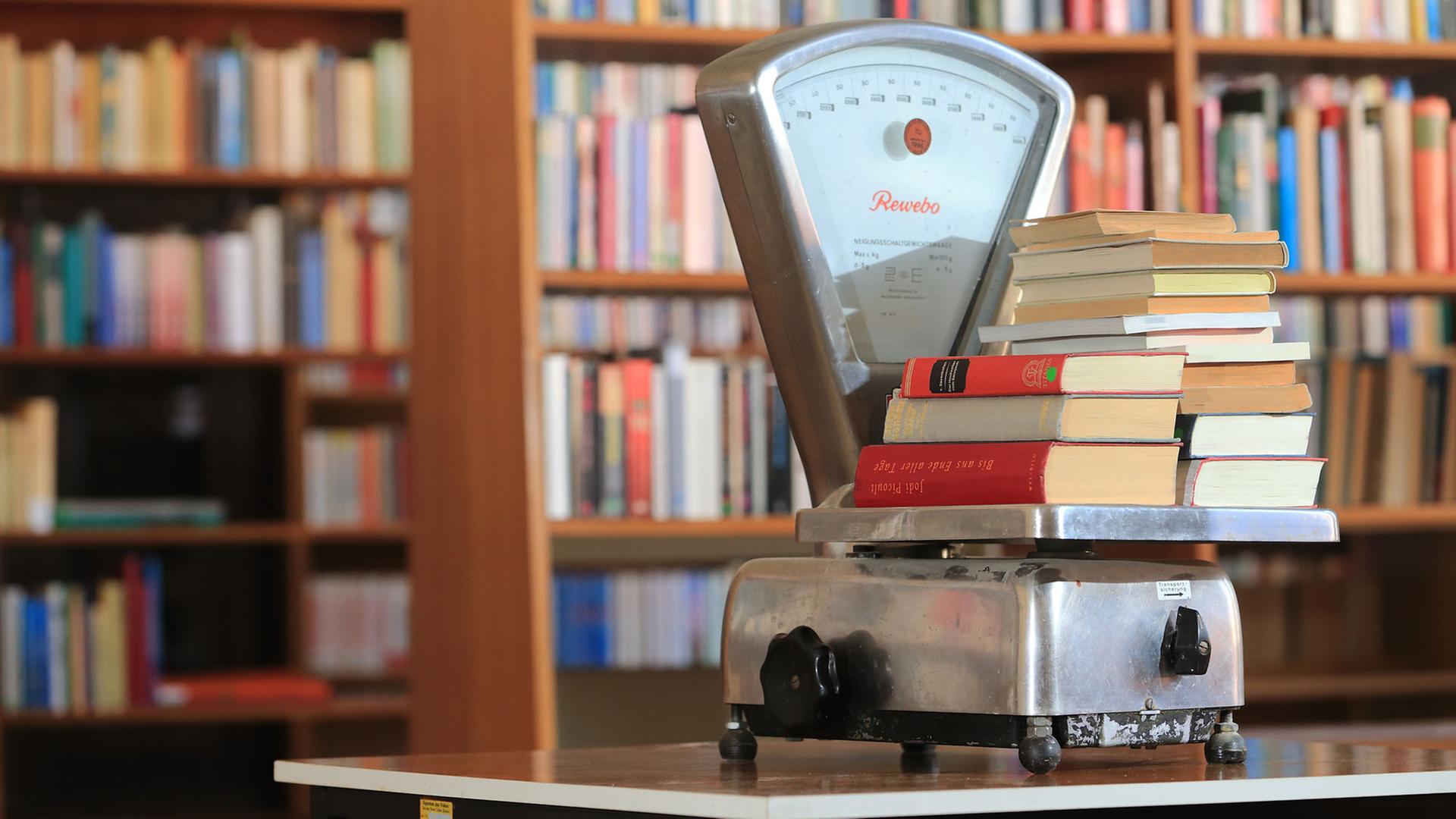 Bücher liegen am 23.04.2014 zum Welttag des Buches in der früheren Stadtbibliothek in Calbe/Saale (Sachsen-Anhalt) auf einer Waage. Bücher liegen am 23.04.2014 zum Welttag des Buches in der früheren Stadtbibliothek in Calbe/Saale (Sachsen-Anhalt) auf einer Waage.