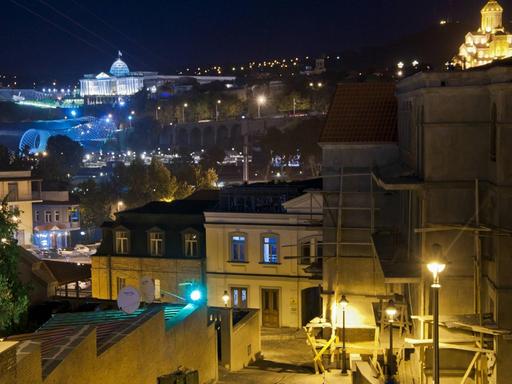 Tiflis bei Nacht.