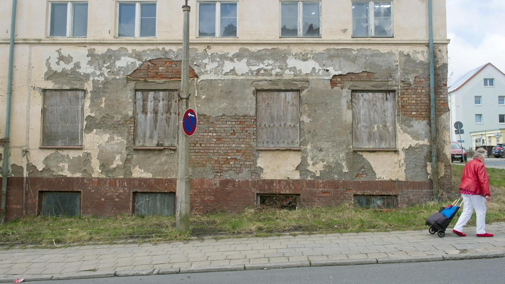 Ein verfallenes und leerstehendes Gebäude, aufgenommen am 01.04.2015 in Sassnitz (Mecklenburg-Vorpommern) auf der Insel Rügen. Foto: Stefan Sauer