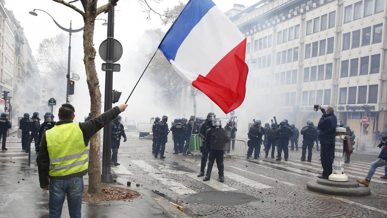 face a face CRS vs gilets Jaunes - Avenue Marceau - barricades NEWS : Manifestation des gilets jaunes - Paris - 01/12/2018 StephenCaillet/Panoramic PUBLICATIONxNOTxINxFRAxITAxBEL face a face CRS vs gilets Jaunes - Avenue Marceau - barricades NEWS : Manifestation des gilets jaunes - Paris - 01/12/2018 StephenCaillet/Panoramic PUBLICATIONxNOTxINxFRAxITAxBEL