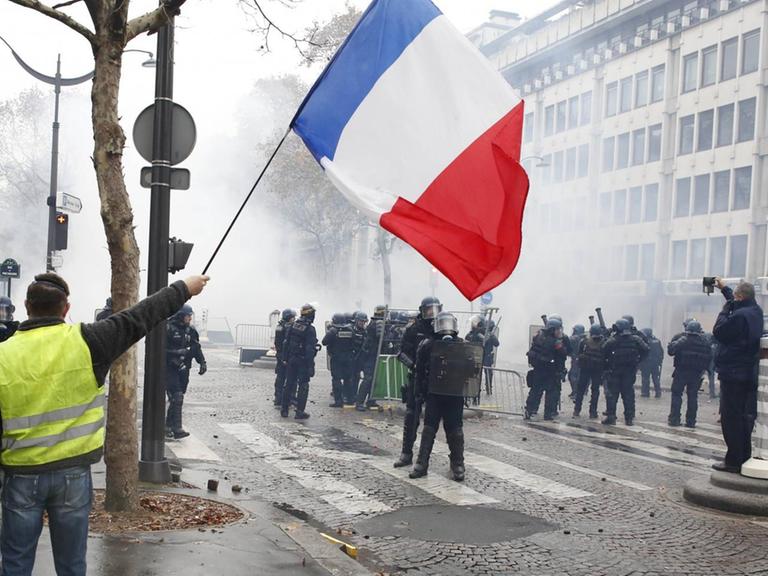 face a face CRS vs gilets Jaunes - Avenue Marceau - barricades NEWS : Manifestation des gilets jaunes - Paris - 01/12/2018 StephenCaillet/Panoramic PUBLICATIONxNOTxINxFRAxITAxBEL