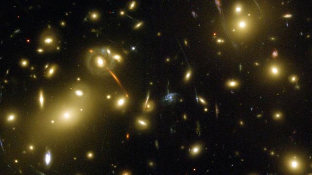 Der Galaxienhaufen Abell 2218 ist eine riesige Gravitationslinse