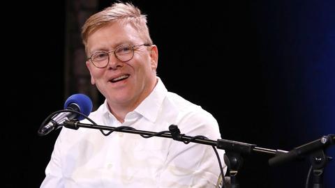 Der isländische Autor, Politiker und Comedian Jón Gnarr spricht in ein Mikrofon