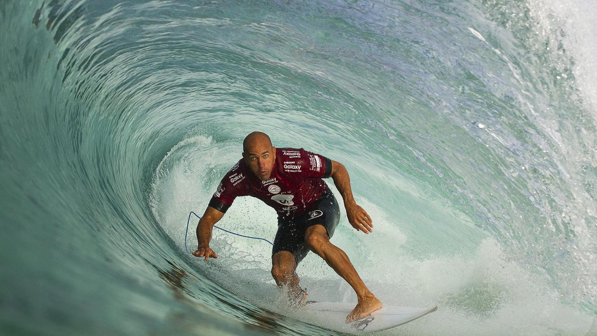 Der Amerikaner Kelly Slater beim Wellenreiten in Brasilien. Der Amerikaner Kelly Slater beim Wellenreiten in Brasilien.