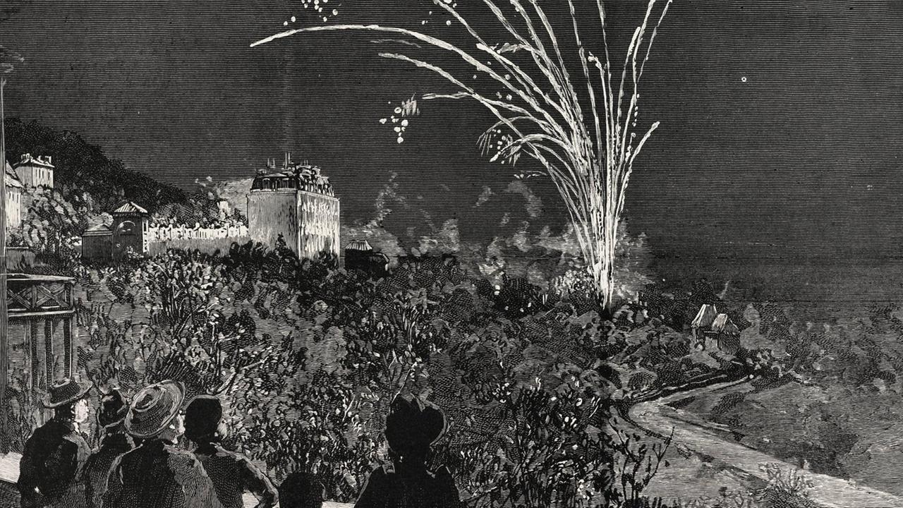 Zeitgenössischer schwarzweiss Druck mit dem Blick auf das festlich beleuchtete Grand Hotel in Grasse und das Feuerwerk zu Ehren von Prinzessin Beatrice. Im Vordergrund sind Silhouetten von Zuschauern zu sehen. Zeitgenössischer schwarzweiss Druck mit dem Blick auf das festlich beleuchtete Grand Hotel in Grasse und das Feuerwerk zu Ehren von Prinzessin Beatrice. Im Vordergrund sind Silhouetten von Zuschauern zu sehen.