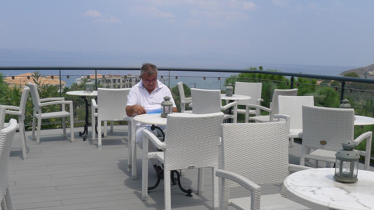 Hotelmanager Theofilos Chavoutsiotis sitzt auf der spärlich besuchten Terrasse. Hotelmanager Theofilos Chavoutsiotis sitzt auf der spärlich besuchten Terrasse.
