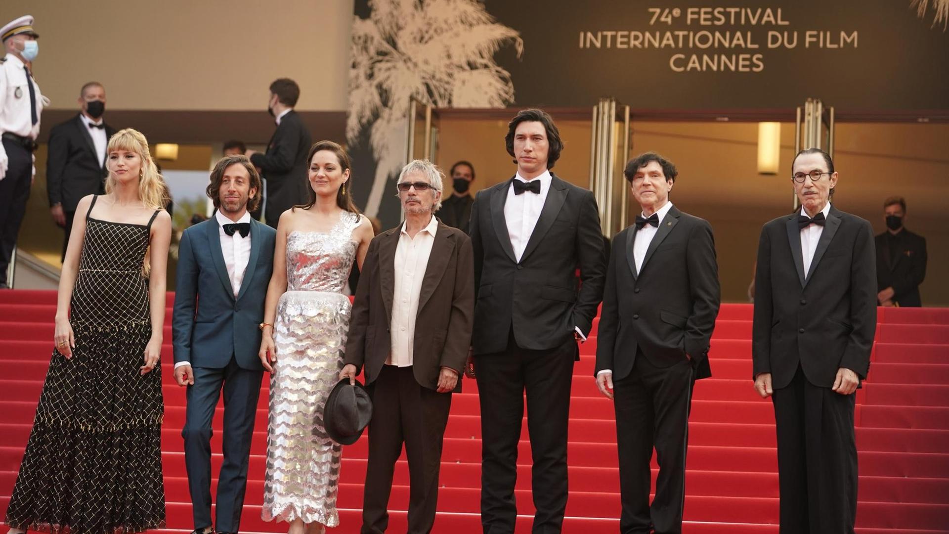 Die Mitwirkenden des Films "Annette" in Cannes auf dem roten Teppich; von links nach rechts: Simon Helberg, Marion Cotillard, Regisseur Leos Carax, Adam Driver und die Drehbuchautoren Russell und Ron Mael.