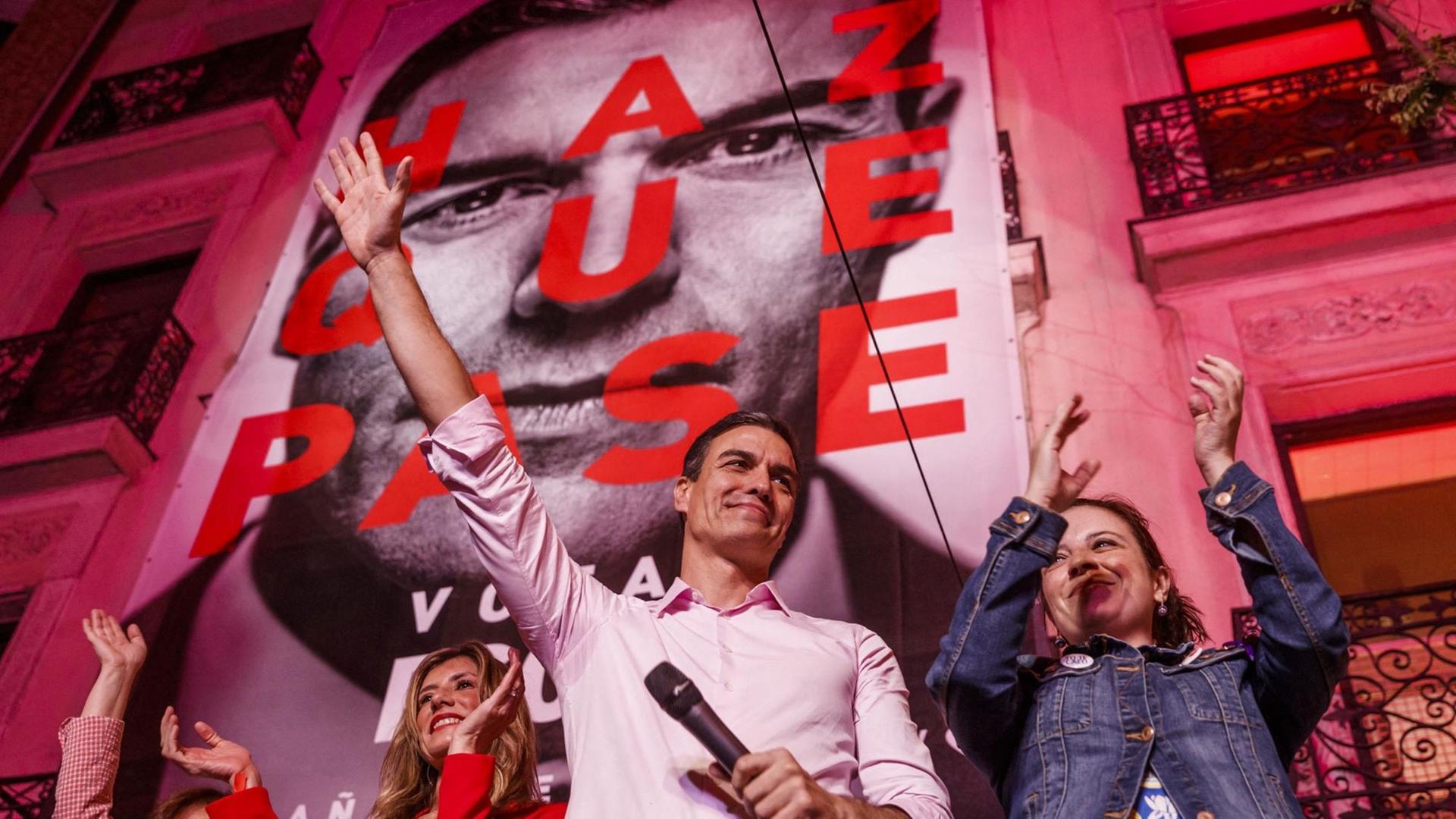 Sozialdemokrat und der amtierende spanische Regierungschef Pedro Sánchez lässt sich am Wahlabend in Madrid von seinen Anhängern feiern. Sozialdemokrat und der amtierende spanische Regierungschef Pedro Sánchez lässt sich am Wahlabend in Madrid von seinen Anhängern feiern.
