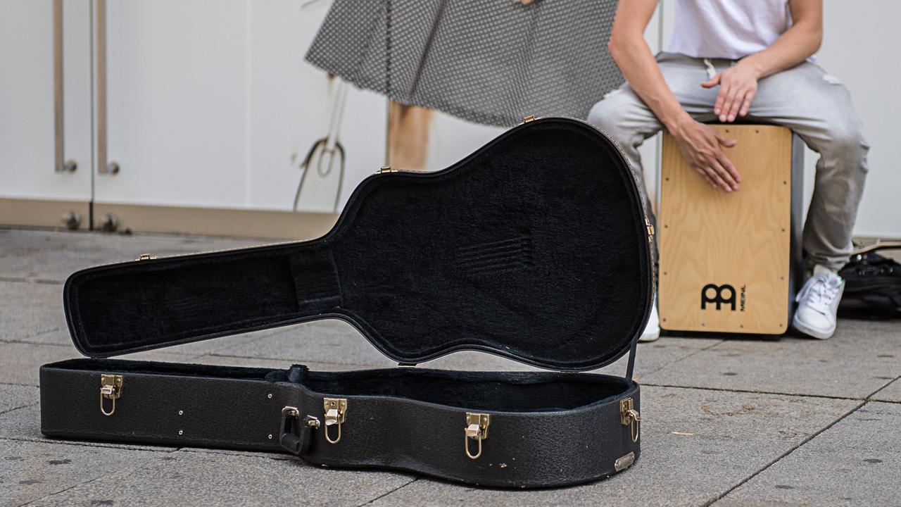 Straßenmusiker haben es in verschiedenen Ländern unterschiedlich schwer. Straßenmusiker haben es in verschiedenen Ländern unterschiedlich schwer.