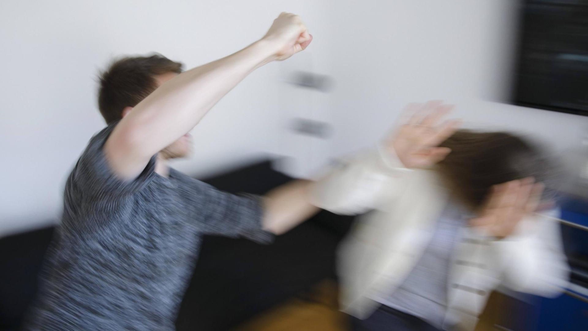 Eine Frau wird von einem Mann geschlagen Eine Frau wird von einem Mann geschlagen