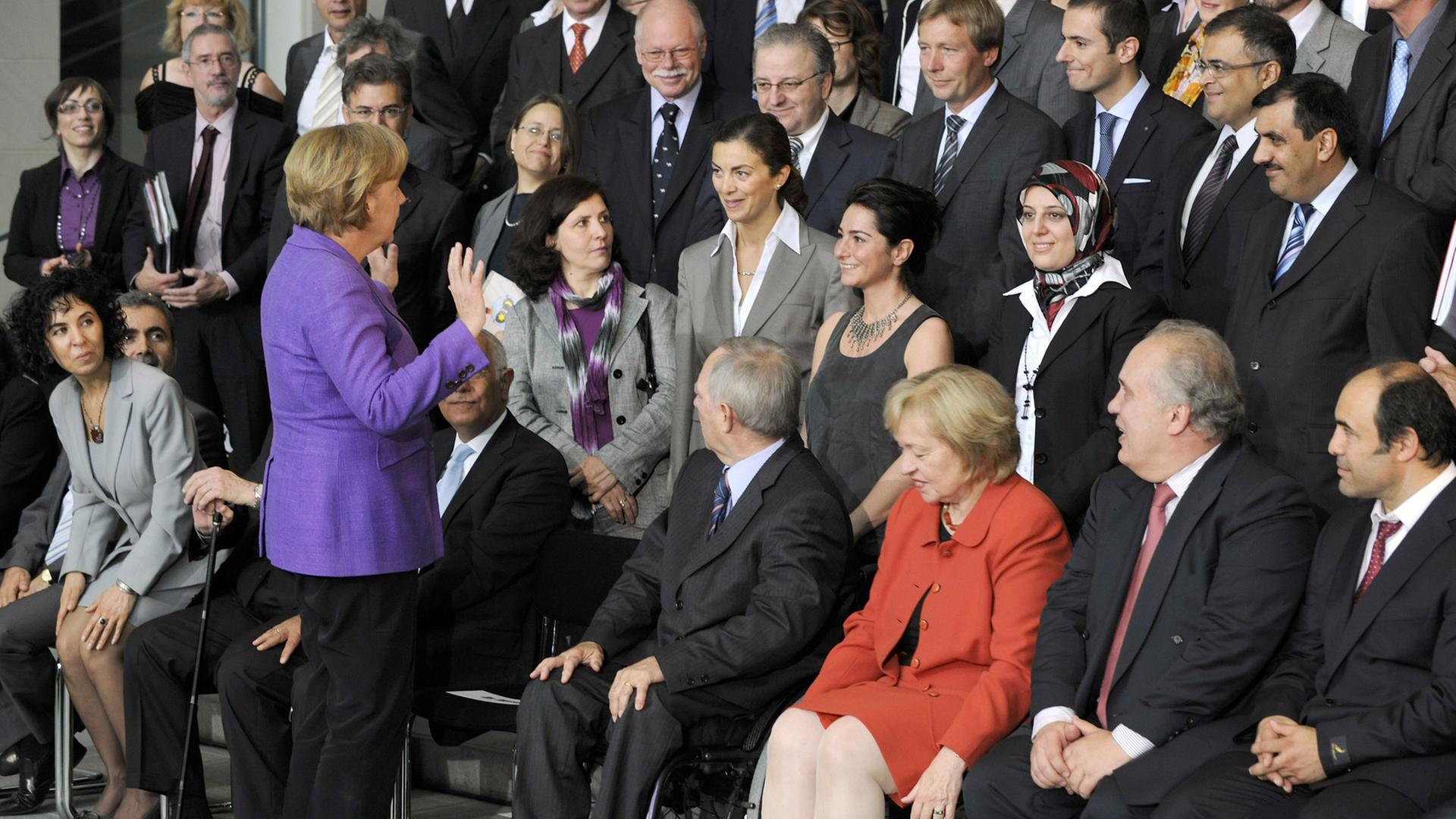 Bundeskanzlerin Angela Merkel (CDU) empfängt am 25. Juni 2009 die Teilnehmer der Islamkonferenz im Bundeskanzleramt in Berlin. Bundesinnenminister Wolfgang Schäuble hatte die Islamkonferenz 2006 als Dialog zwischen Vertretern des Staates und der Muslime ins Leben gerufen. Bundeskanzlerin Angela Merkel (CDU) empfängt am 25. Juni 2009 die Teilnehmer der Islamkonferenz im Bundeskanzleramt in Berlin. Bundesinnenminister Wolfgang Schäuble hatte die Islamkonferenz 2006 als Dialog zwischen Vertretern des Staates und der Muslime ins Leben gerufen.