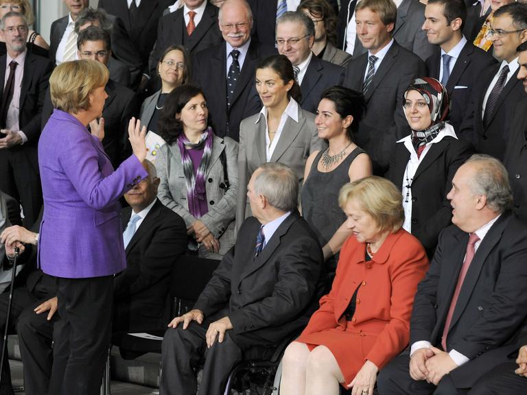 Bundeskanzlerin Angela Merkel (CDU) empfängt am 25. Juni 2009 die Teilnehmer der Islamkonferenz im Bundeskanzleramt in Berlin. Bundesinnenminister Wolfgang Schäuble hatte die Islamkonferenz 2006 als Dialog zwischen Vertretern des Staates und der Muslime ins Leben gerufen.