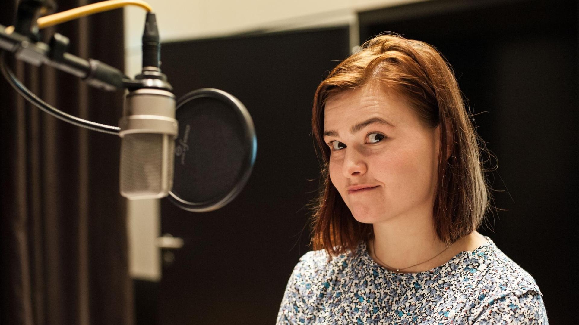 Schauspielerin Lisa Hrdina im Studio.