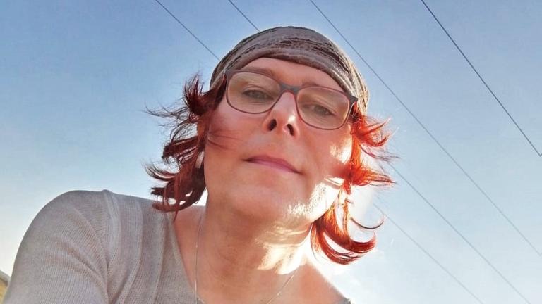 Elna hat ein Selfie von sich von unten gegen den strahlend blauen Himmel aufgenommen. Elna hat ein Selfie von sich von unten gegen den strahlend blauen Himmel aufgenommen.