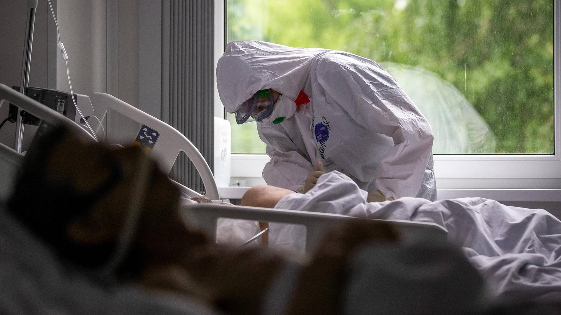 Patienten und Personal auf einer Intensivstation Patienten und Personal auf einer Intensivstation