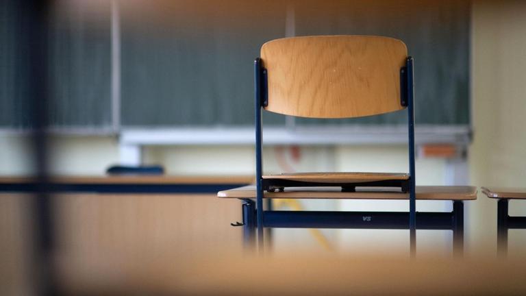 Ein Stuhl steht in einem Klassenzimmer der Kraichgau-Realschule auf einem Tisch.