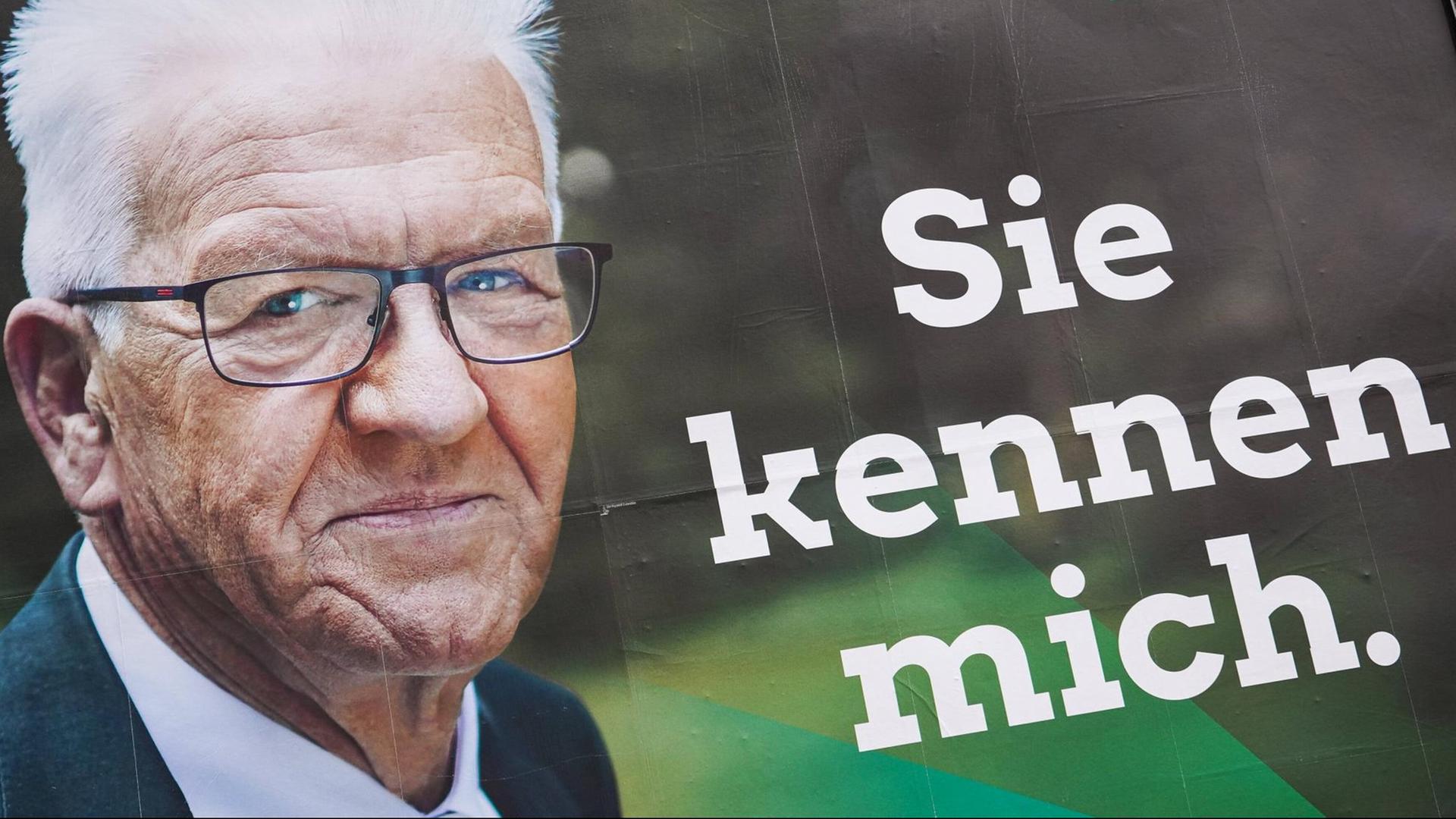 Ein Wahlplakat mit dem Porträt des Politikers Winfried Kretschmann , Bündnis 90/Die Grünen, zur Landtagswahl 2021 am 14. März, dazu der Wahlspruch: Sie kennen mich. Ein Wahlplakat mit dem Porträt des Politikers Winfried Kretschmann , Bündnis 90/Die Grünen, zur Landtagswahl 2021 am 14. März, dazu der Wahlspruch: Sie kennen mich.