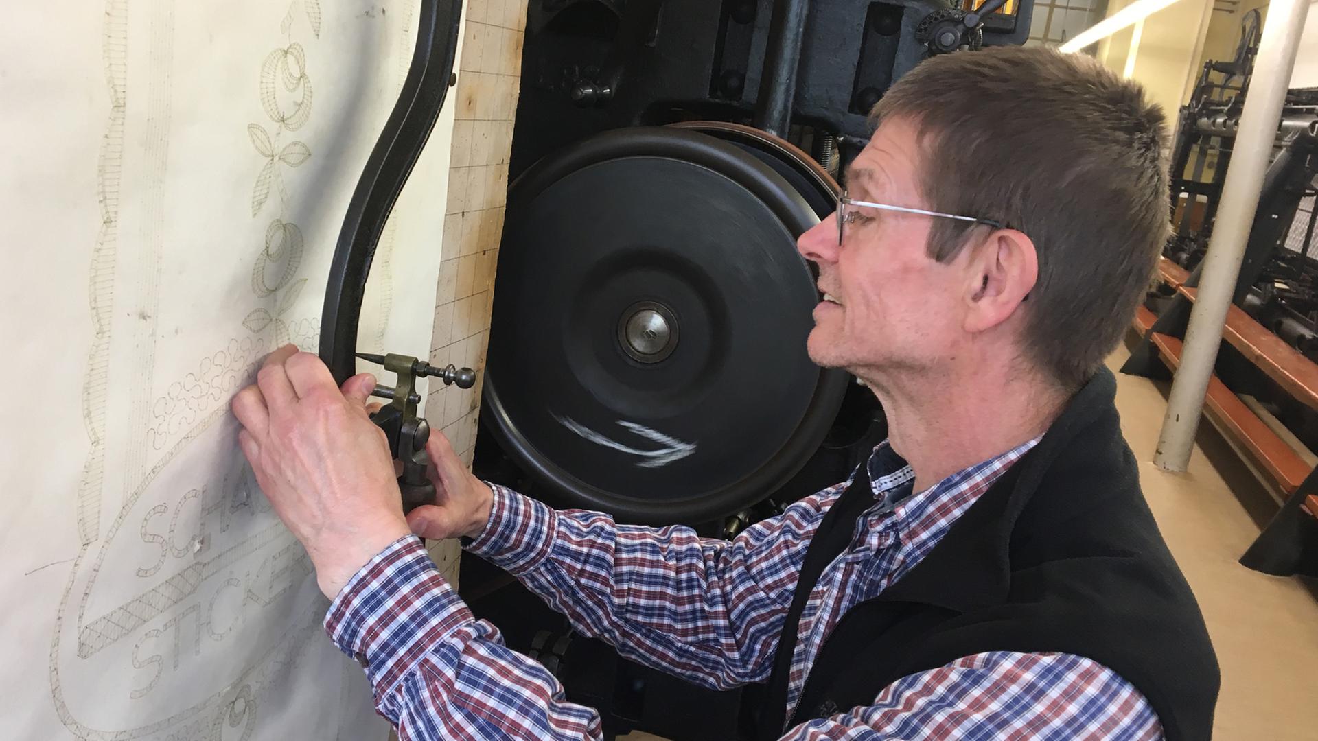 Frank Luft, wissenschaftlicher Mitarbeiter der Schaustickerei Plauen, am Stickrahmen Frank Luft, wissenschaftlicher Mitarbeiter der Schaustickerei Plauen, am Stickrahmen