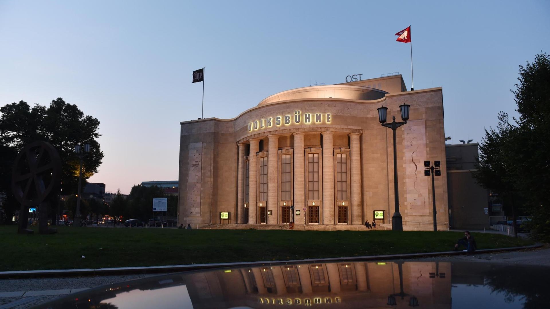 Das Gebäude der Volksbühne in Berlin am Rosa-Luxemburg-Platz Das Gebäude der Volksbühne in Berlin am Rosa-Luxemburg-Platz