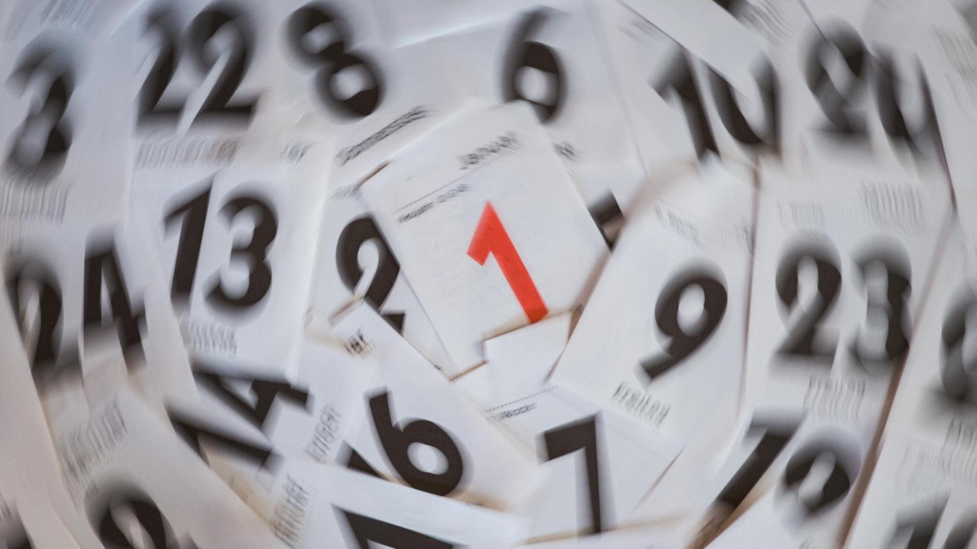 ILLUSTRATION: Viele abgerissene Kalenderblätter liegen um das Blatt mit dem Datum 1. Januar am 01.01.2015 auf einem Tisch in Sieversdorf (Brandenburg). Foto: Patrick Pleul/dpa | ILLUSTRATION: Viele abgerissene Kalenderblätter liegen um das Blatt mit dem Datum 1. Januar am 01.01.2015 auf einem Tisch in Sieversdorf (Brandenburg). Foto: Patrick Pleul/dpa |
