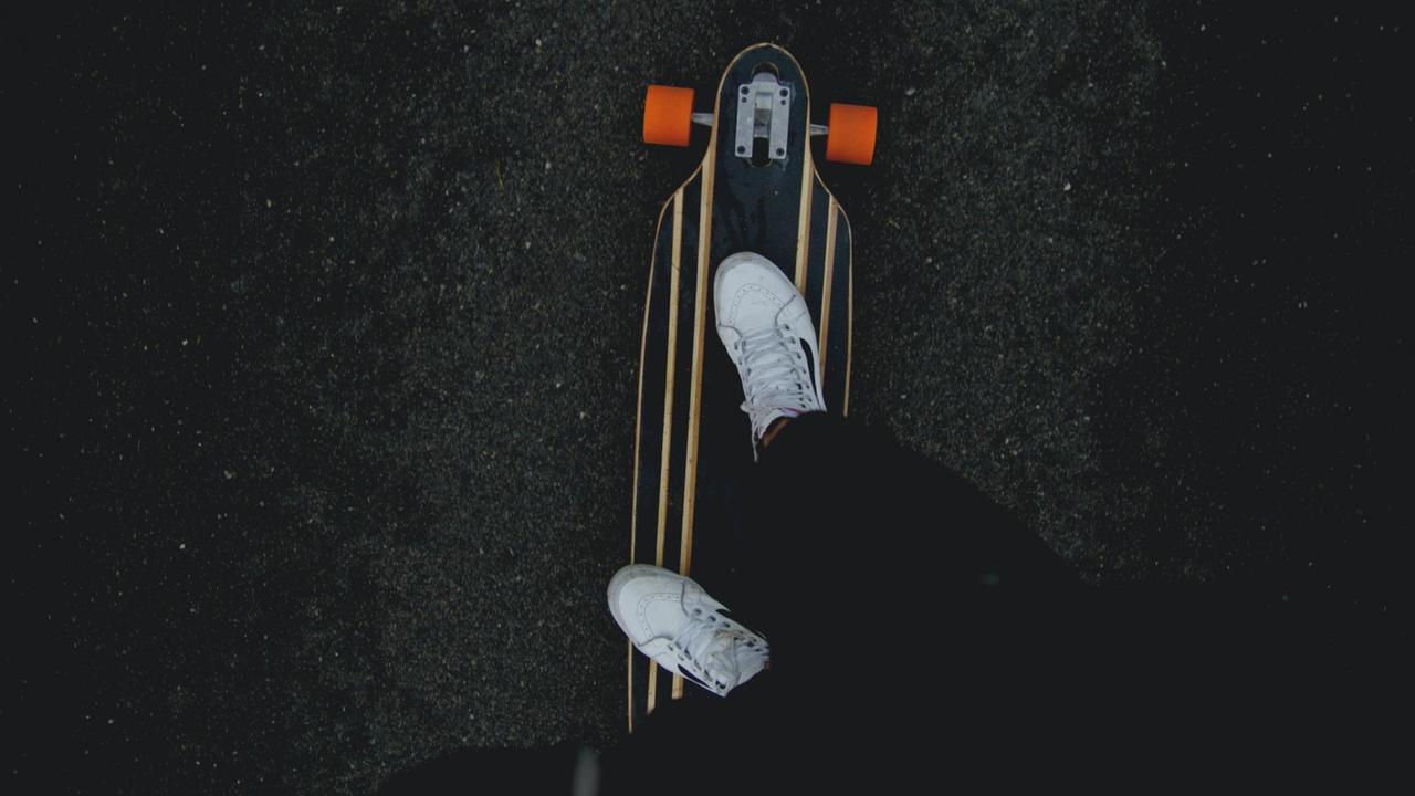Ein Longboard auf einer Straße. Ein Longboard auf einer Straße.