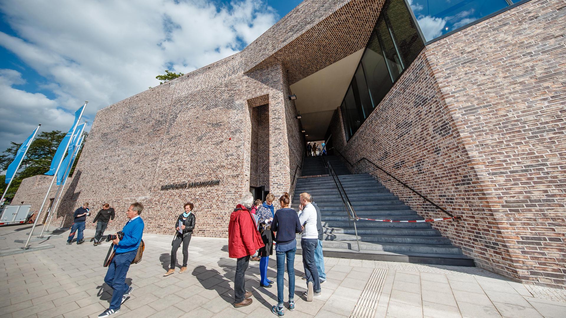 Der Eingang des Neubaues des Europäischen Hansemuseums ist in Lübeck (Schleswig-Holstein) zu sehen. Das Museum ist ab dem 30.05.2015 für die Öffentlichkeit zugänglich. Der Eingang des Neubaues des Europäischen Hansemuseums ist in Lübeck (Schleswig-Holstein) zu sehen. Das Museum ist ab dem 30.05.2015 für die Öffentlichkeit zugänglich.