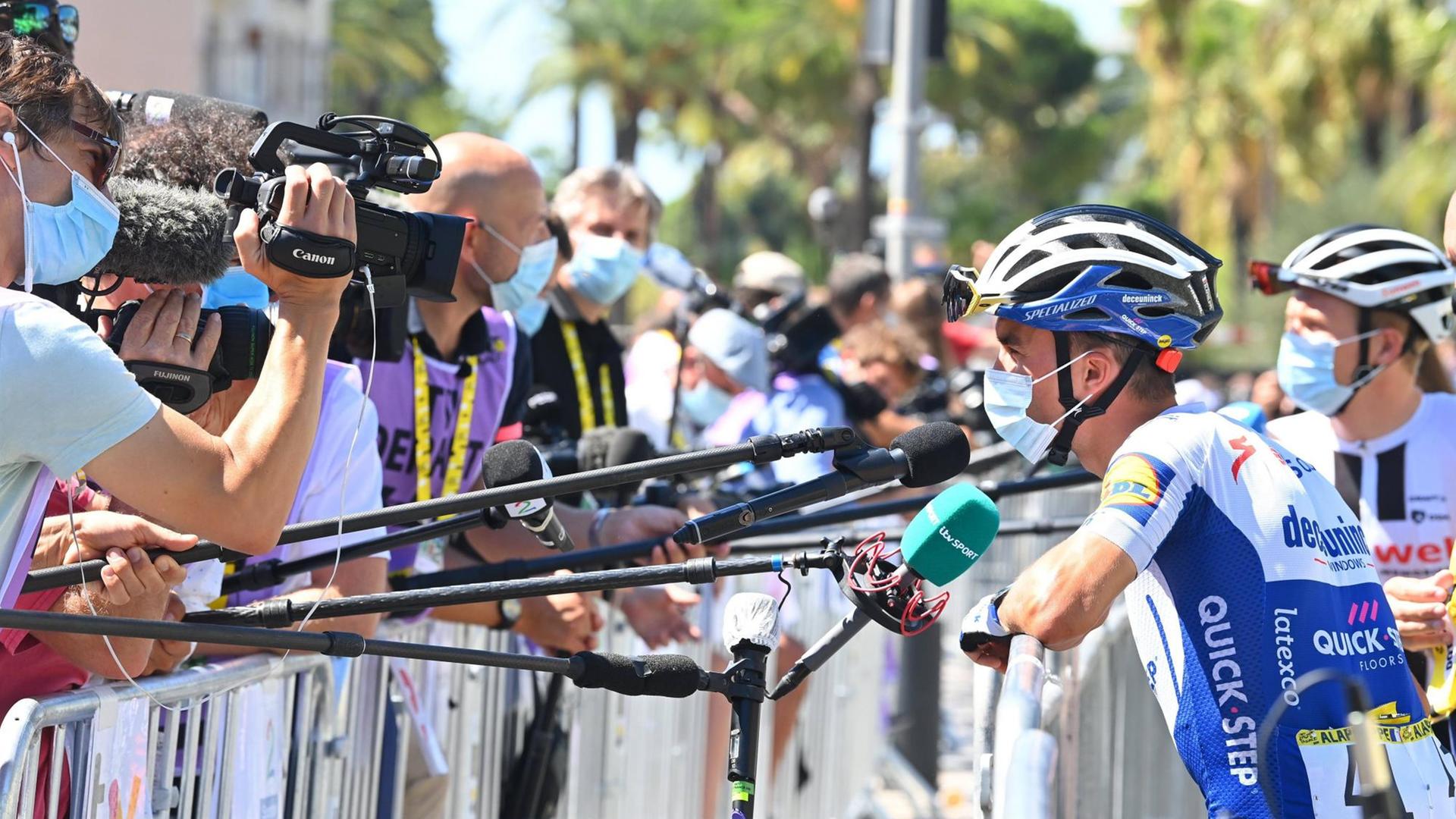 Julian Alaphilippe, französischer Radprofi vom Team DECEUNINCK-QUICK-STEP, bei der 2. Etappe der Tour de France 2020 am 30. August 2020 in Nizza vor den Kameras und Mikrofonen. Julian Alaphilippe, französischer Radprofi vom Team DECEUNINCK-QUICK-STEP, bei der 2. Etappe der Tour de France 2020 am 30. August 2020 in Nizza vor den Kameras und Mikrofonen.