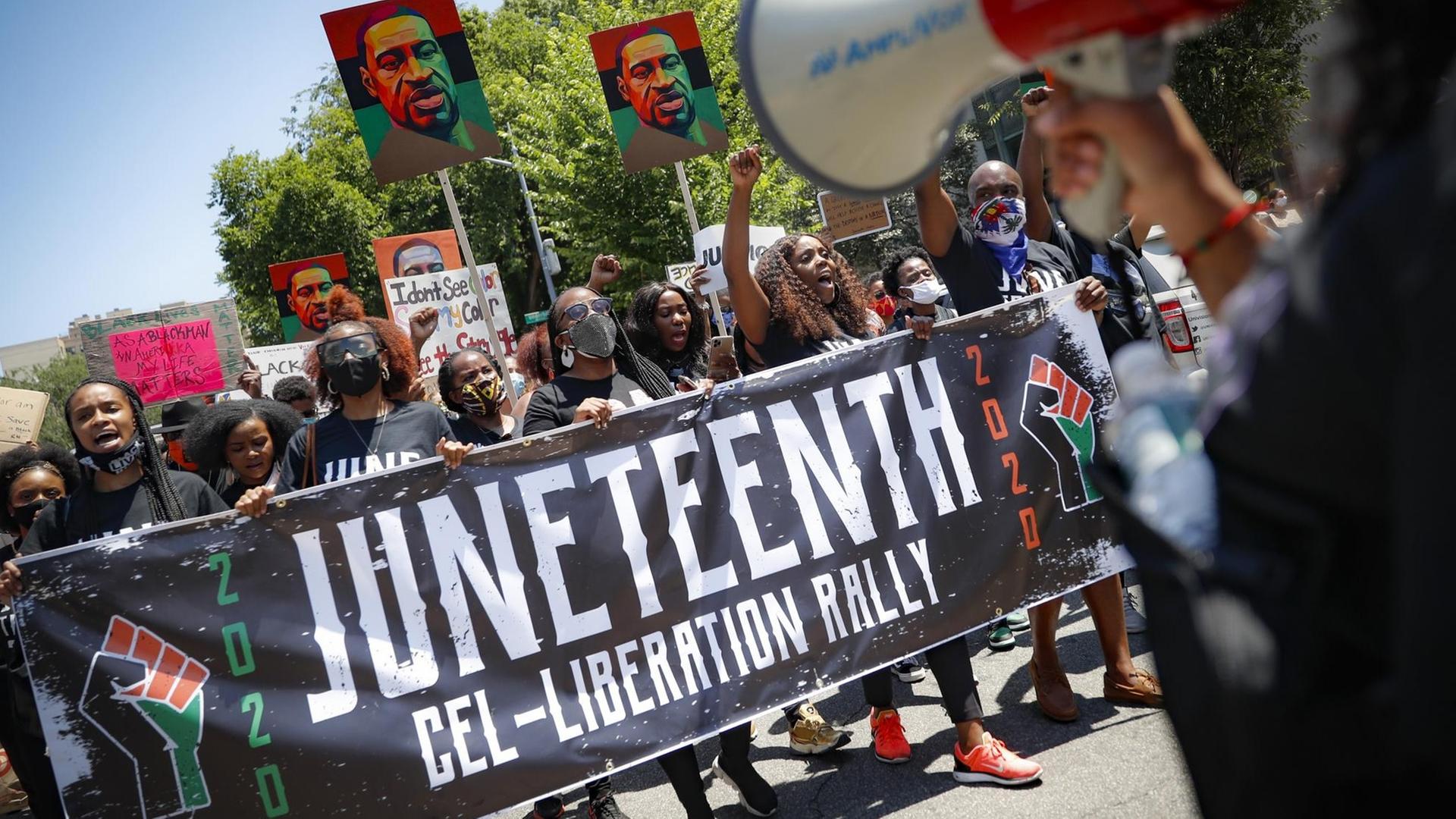 Das Foto zeigt eine Demonstration zum Juneteenth-Tag am 19.6.2020 in Brooklyn/New York. Das Foto zeigt eine Demonstration zum Juneteenth-Tag am 19.6.2020 in Brooklyn/New York.