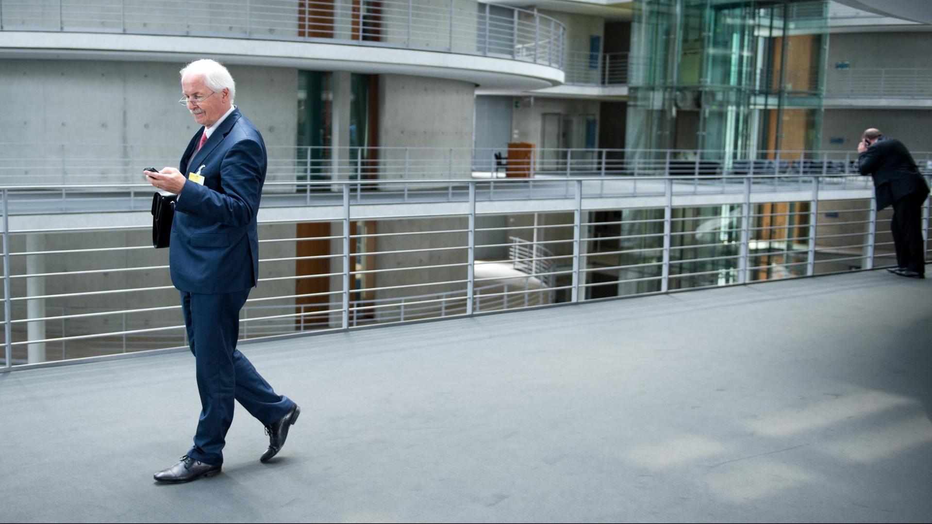 Generalbundesanwalt Harald Range läuft und schaut dabei auf sein Handy. Generalbundesanwalt Harald Range läuft und schaut dabei auf sein Handy.
