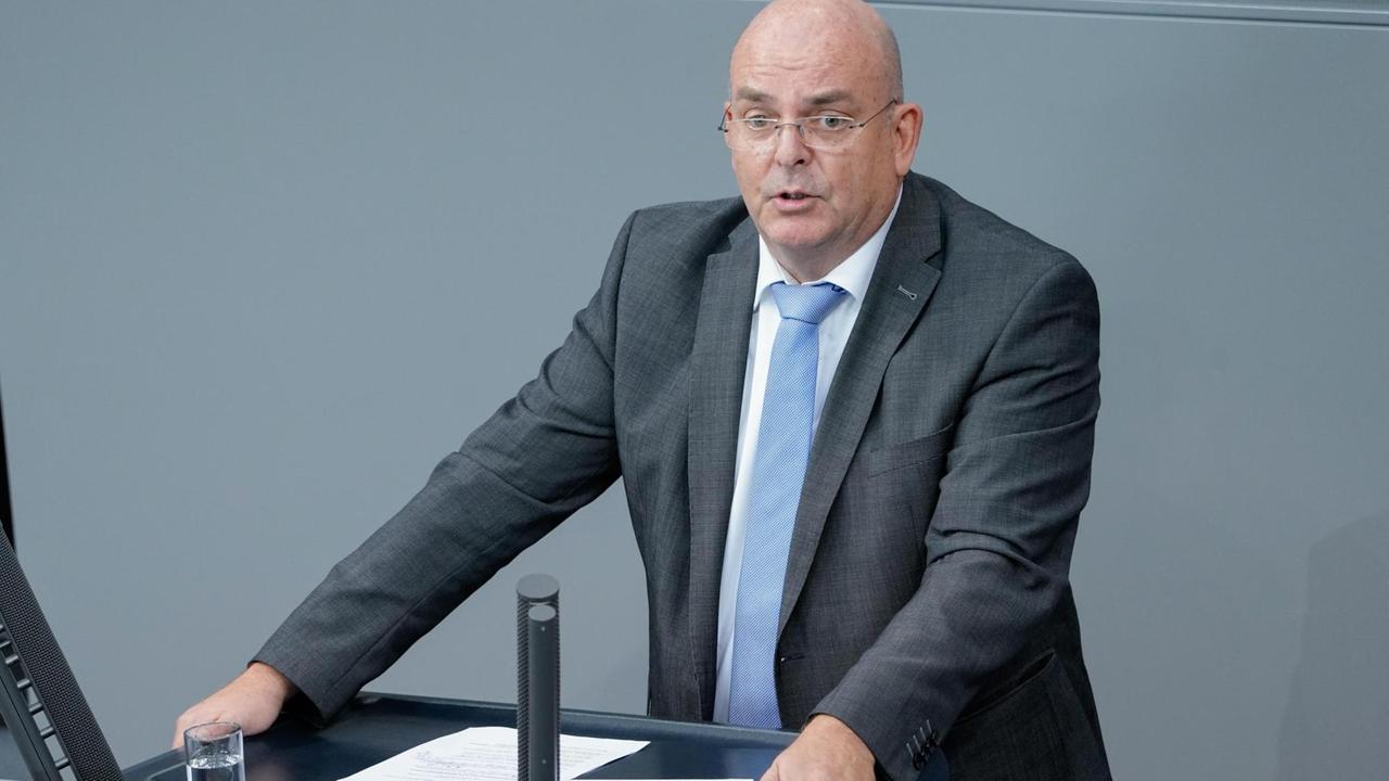 Edgar Franke steht am Redepult des Deutschen Bundestags.