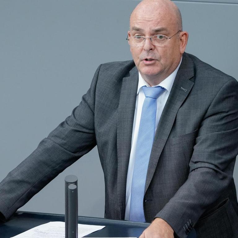 Edgar Franke steht am Redepult des Deutschen Bundestags.