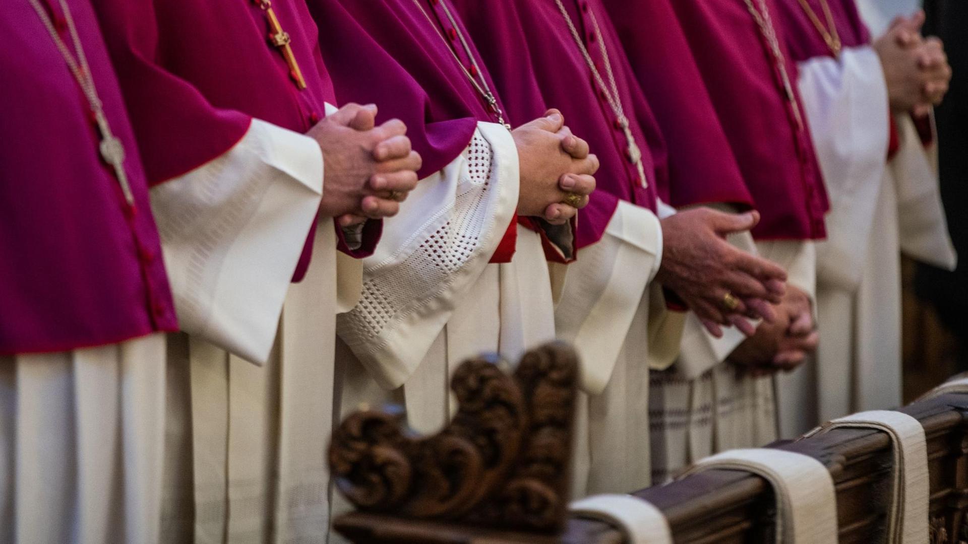 Die Bischöfe beten beim Eröffnungsgottesdienst der Herbstvollversammlung der Deutschen Bischofskonferenz im Fuldaer Dom. Die Bischöfe beten beim Eröffnungsgottesdienst der Herbstvollversammlung der Deutschen Bischofskonferenz im Fuldaer Dom.