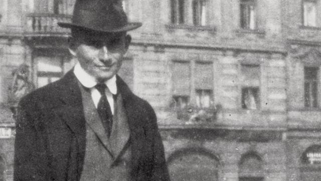 Schriftsteller Franz Kafka vor dem Haus der Familie; dem Oppelt Haus am Altstädter Ring in Prag. Tschechien. Photographie. 1922.