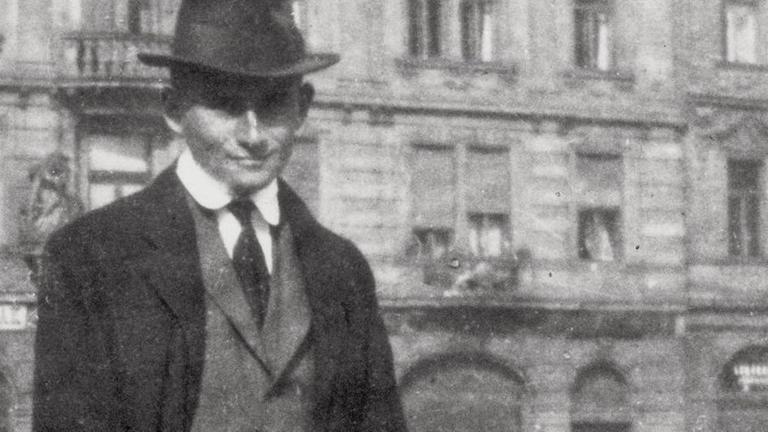 Schriftsteller Franz Kafka vor dem Haus der Familie; dem Oppelt Haus am Altstädter Ring in Prag. Tschechien. Photographie. 1922. Schriftsteller Franz Kafka vor dem Haus der Familie; dem Oppelt Haus am Altstädter Ring in Prag. Tschechien. Photographie. 1922.