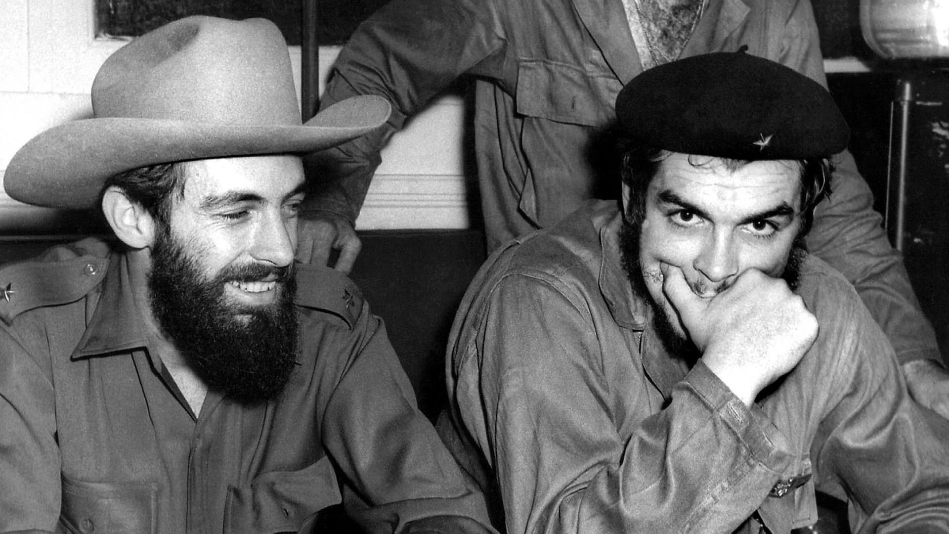 Die kubanischen Revolutionäre Ernsto "Che" Guevara (r.) und Camilo Cienfuegos im August 1959 in der kubanischen Hauptstadt Havanna. Die kubanischen Revolutionäre Ernsto "Che" Guevara (r.) und Camilo Cienfuegos im August 1959 in der kubanischen Hauptstadt Havanna.