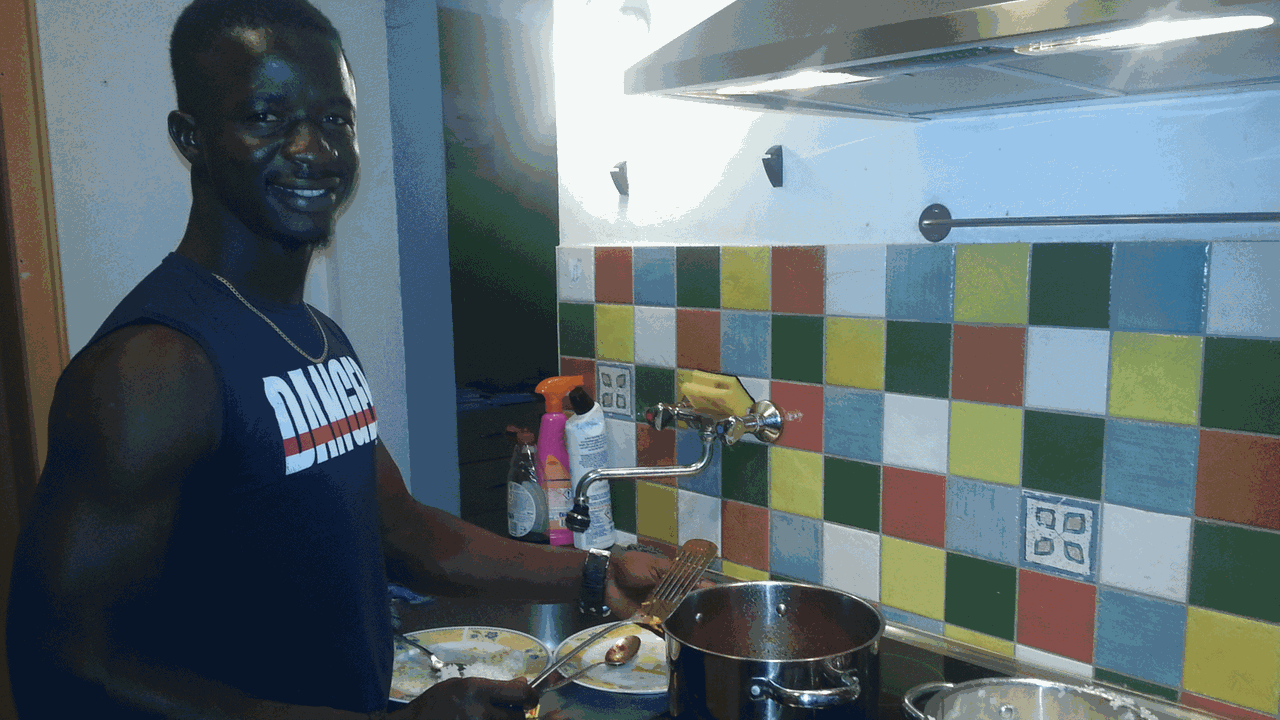 Moussa kocht nach seinem Feierabend in seiner eigenen Küche.