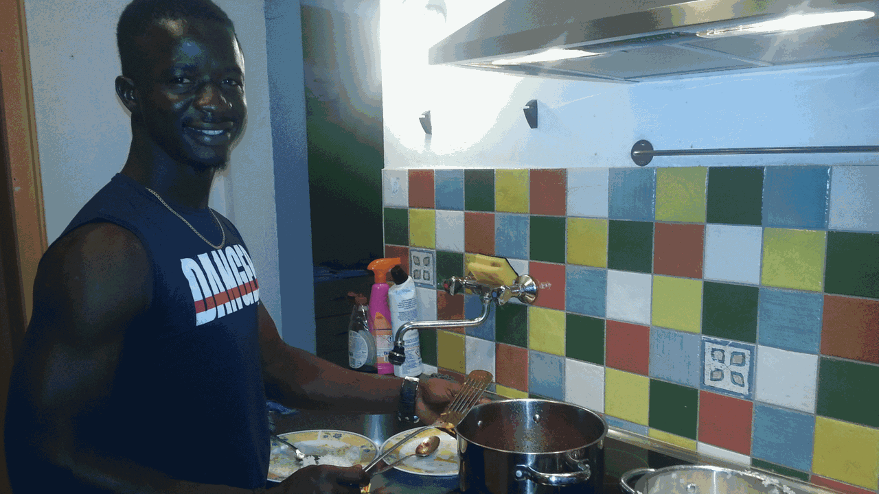Moussa kocht nach seinem Feierabend in seiner eigenen Küche. Moussa kocht nach seinem Feierabend in seiner eigenen Küche.