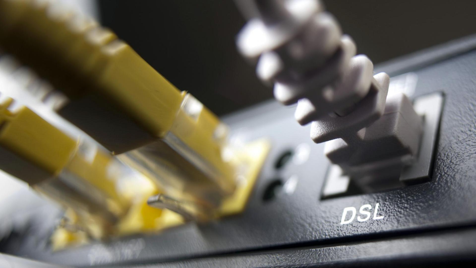 Ein Anschluss für ein DSL-Kabel aus dem Telefon-Festnetz an einem DSL-Router. Ein Anschluss für ein DSL-Kabel aus dem Telefon-Festnetz an einem DSL-Router.