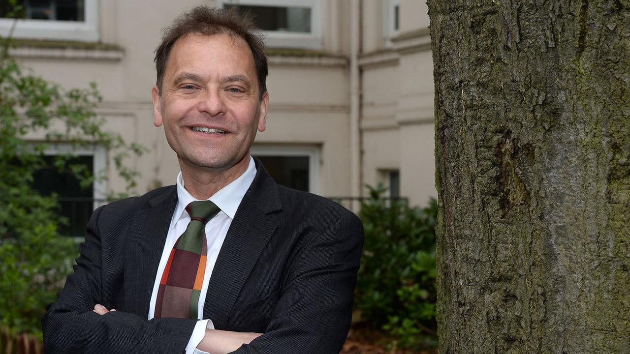 Auf dem Bild ist der Medienwissenschaftler Hans-Ulrich Wagner zu sehen