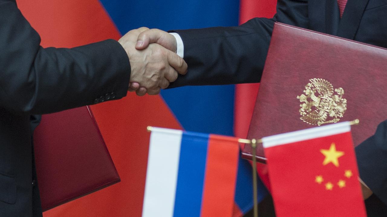 Wladimir Putin und Xi Jinping beim Handschlag Wladimir Putin und Xi Jinping beim Handschlag