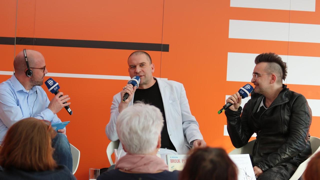 Christoph Haacker und Michael Stavarič im Gespräch mit Jan Drees auf der Deutschlandradio-Bühne der Leipziger Buchmesse 2019 Christoph Haacker und Michael Stavarič im Gespräch mit Jan Drees auf der Deutschlandradio-Bühne der Leipziger Buchmesse 2019