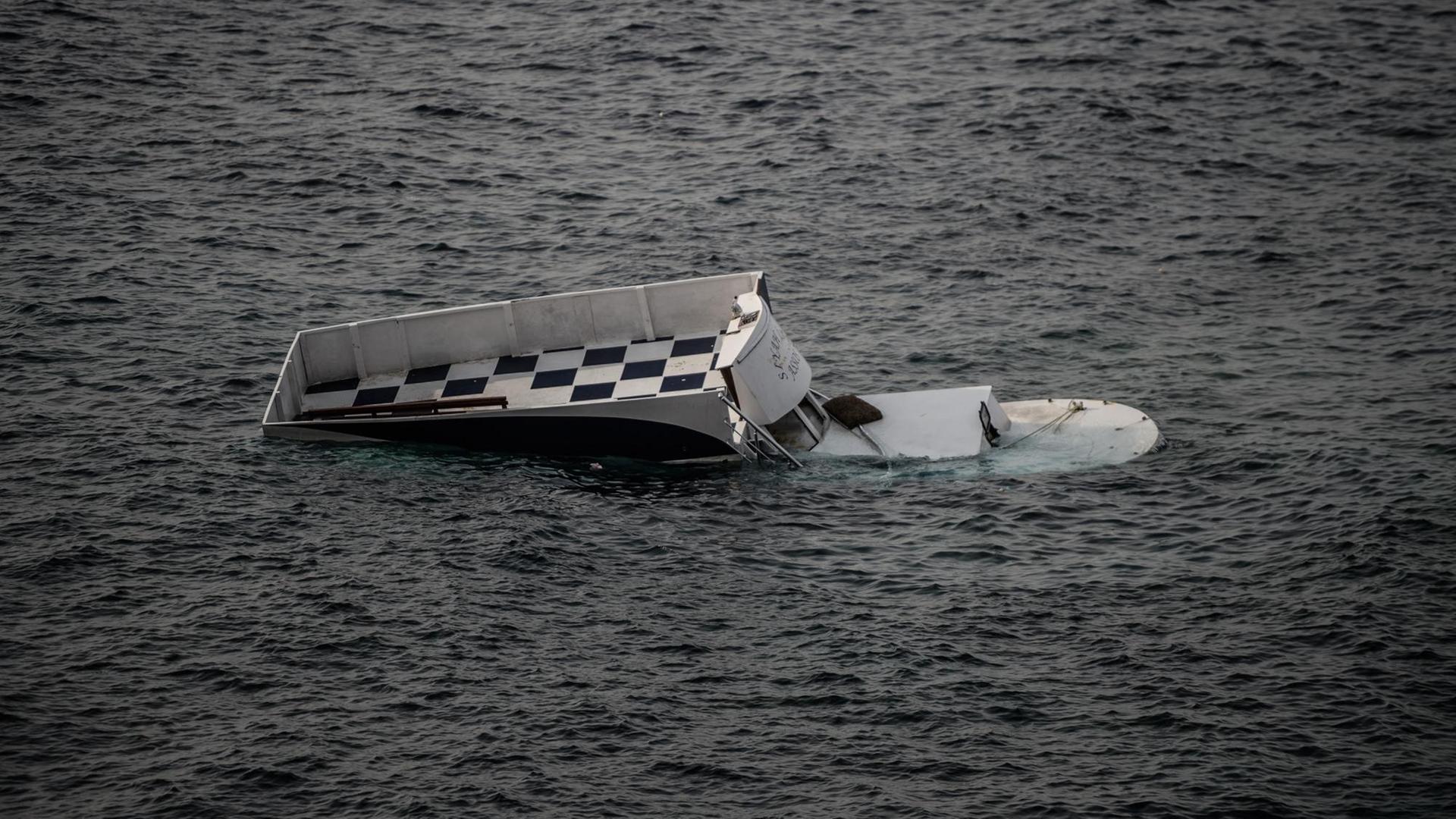 Ein gekentertes Flüchtlingsboot in der Ägäis.
